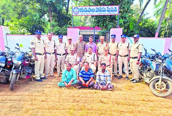 బైక్‌ దొంగలు ముగ్గురి అరెస్ట్‌ 