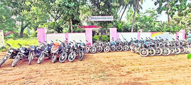 36 బైక్‌లు..ముగ్గురు దొంగలు అరెస్టు 