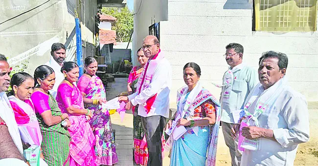 భారీ రోడ్‌షోలు.. ర్యాలీలు 