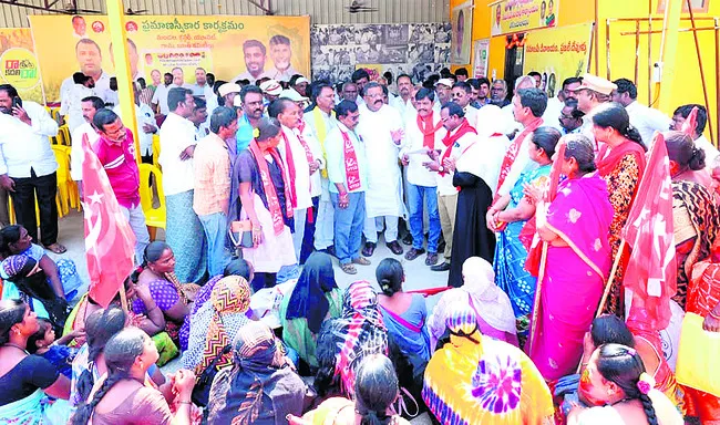 ఎమ్మెల్యే కోట్లను నిలదీసిన పేదలు 