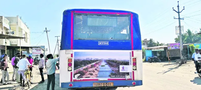 బస్సు అద్దాలు ధ్వంసం  చేసిన యువకుడు 
