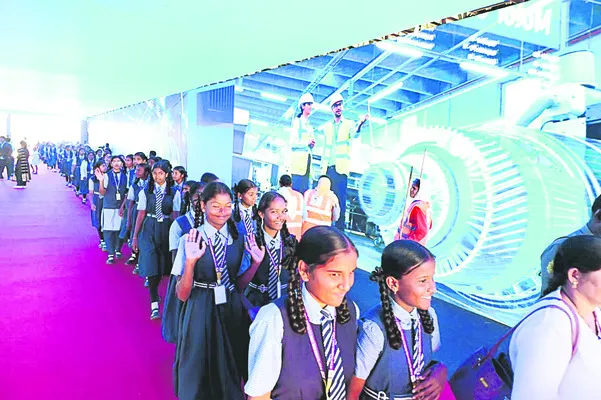 సందడిగా ‘సమ్మిట్‌’ ప్రాంగణం