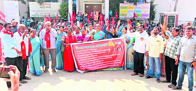 కదంతొక్కిన అంగన్‌వాడీలు