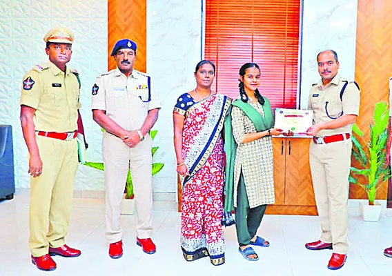 సామాజిక అంశాలపై అవగాహన పెంచుకోండి 