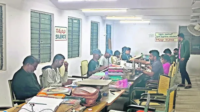 నిరుద్యోగుల కల్పతరువు.. జిల్లా గ్రంథాలయం 