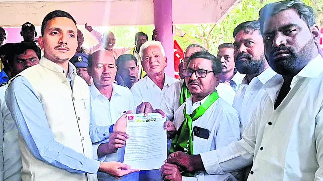 ● కోటదుర్గమ్మ దేవస్థానం నుంచి ర్యాలీ ● సబ్‌ కలెక్టర్‌కు