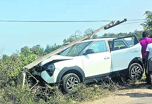 విశాఖ నుంచి వస్తూ కారు ప్రమాదం