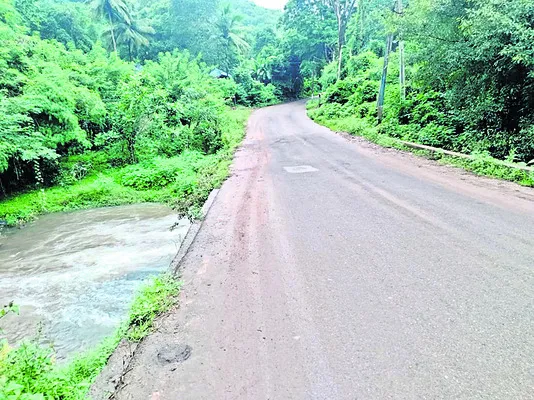 ఘాట్‌ ప్రయాణం.. ప్రాణాలతో చెలగాటం