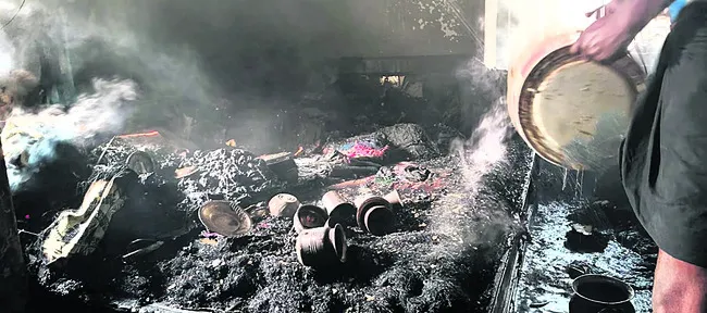 షార్ట్‌ సర్క్యూట్‌తో ఇల్లు దగ్ధం 