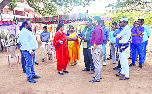 ఎన్నికల సామగ్రి పంపిణీ కేంద్రం పరిశీలన
