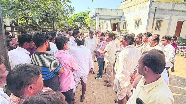 బీఆర్‌ఎస్‌ నాయకులపై దాడి 