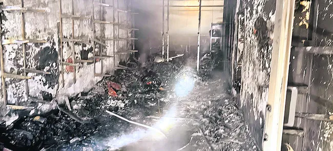 చెప్పుల దుకాణంలో అగ్నిప్రమాదం