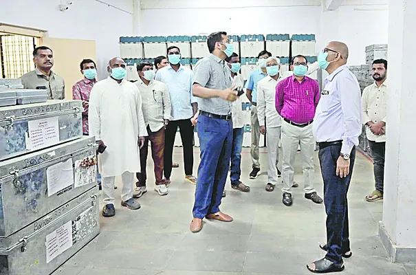 ఈవీఎం గోడౌన్‌ పరిశీలన 