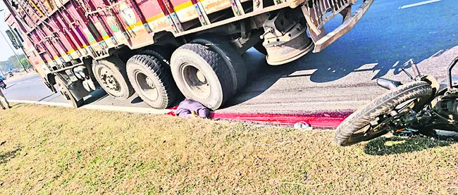 బైక్‌ను ఢీకొన్న లారీ: వ్యక్తి దుర్మరణం 