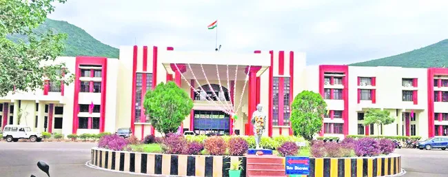 ఖైదీలు డబుల్‌.. సిబ్బందికి ట్రబుల్‌ 