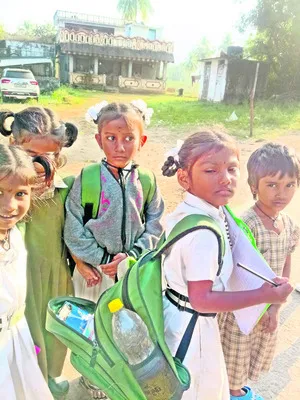 చోడవరం మండలం వెంకన్నపాలెం ఎంపీపీ స్కూల్లో జిప్‌లు పనిచే