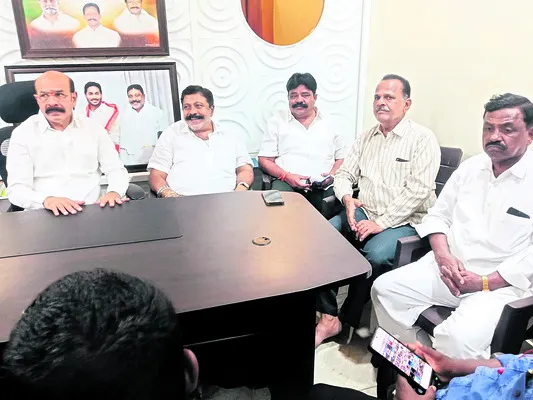 ప్రజల సొమ్మును ప్రైవేట్‌కు ఇస్తే ఊరుకోం