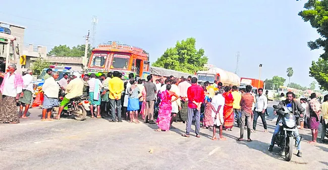రోడ్డు దాటుతున్న మహిళను ఢీకొట్టిన ట్రక్కు 