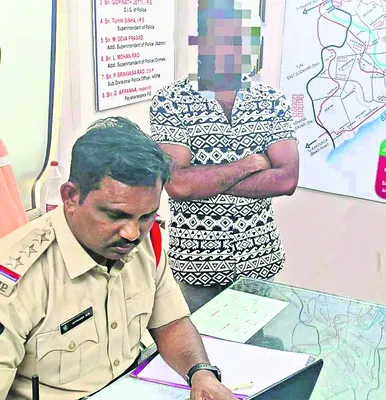 యువతిని మోసగించిన యువకుడి అరెస్టు 