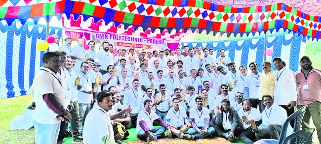 పూర్వ విద్యార్థుల ఆత్మీయ సమ్మేళనం