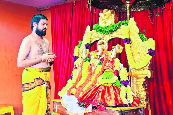 రామయ్యకు సువర్ణ తులసీ అర్చన