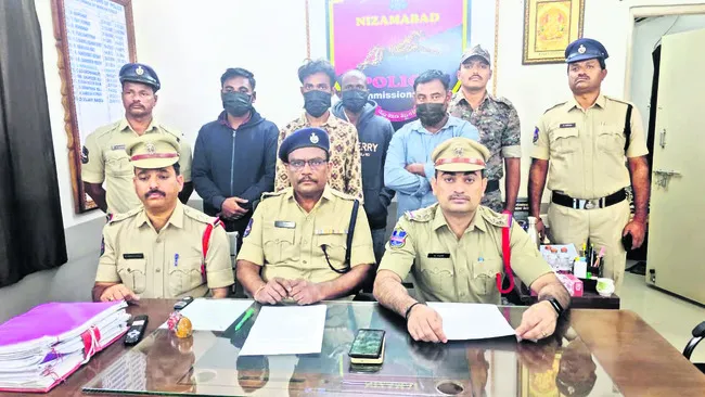 తమ అభ్యర్థికి ఓట్లు వేయలేదని దాడి 