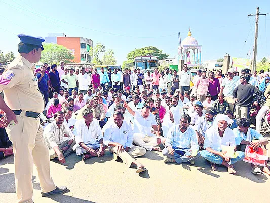 రోడ్డెక్కిన సోయా రైతులు
