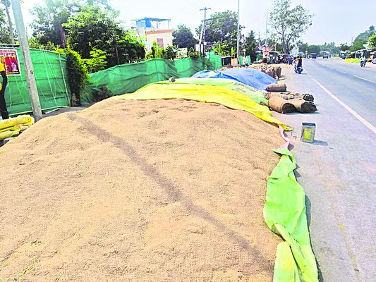 దళారుల దందా 