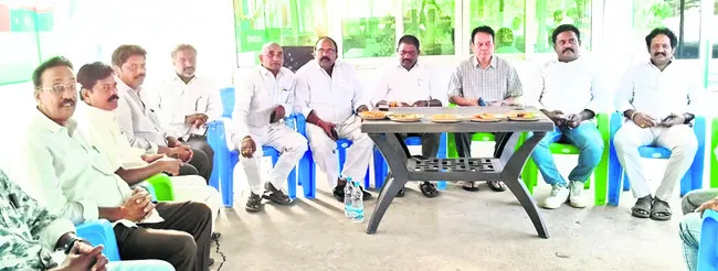 ఉచిత వైద్యానికి సర్కారు తూట్లు 