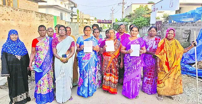 అవనిగడ్డలో బుక్‌ కీపర్‌ ఘరానా మోసం 