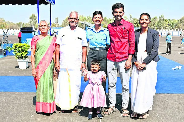 యువ మహిళా ఫ్లయింగ్‌ ఆఫీసర్‌గా పొన్‌ షర్మిణి 