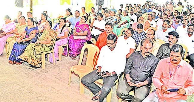 కదం తొక్కిన ఉద్యోగులు