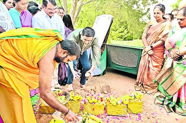 నూతన వసతి గృహానికి భూమి పూజ 