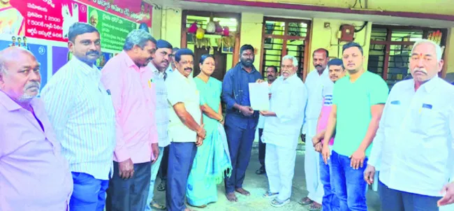 జిల్లాలో పార్టీని బలోపేతం చేయాలి