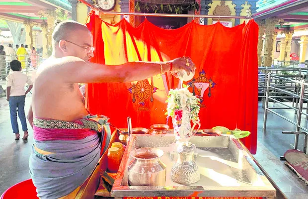 మద్దిలో అభిషేక సేవ 