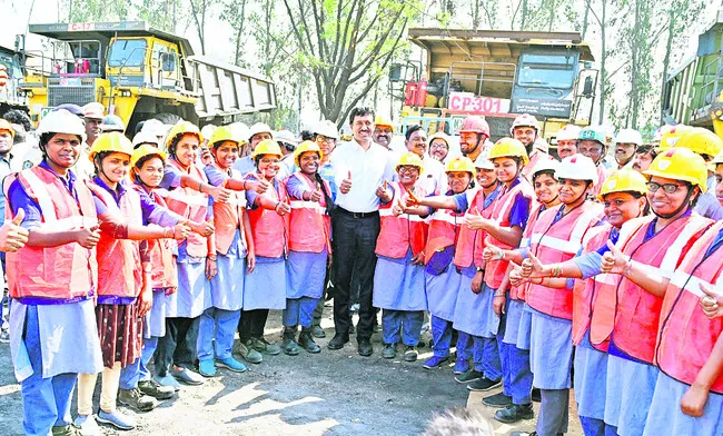 ఓసీల్లో మహిళా ఆపరేటర్లు