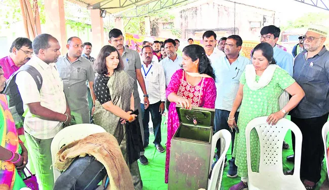 ఆరు కేంద్రాల్లో పోలింగ్‌ సామగ్రి పంపిణీ 