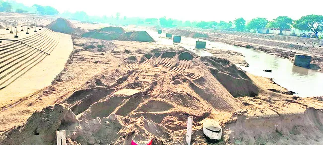 ఇసుక పనుల్లో మతలబేంటి?