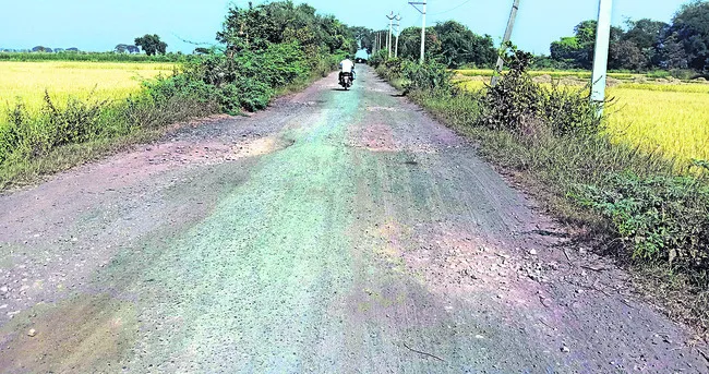 ఒకే రోడ్డుకు రెండు శాఖల నిధులు