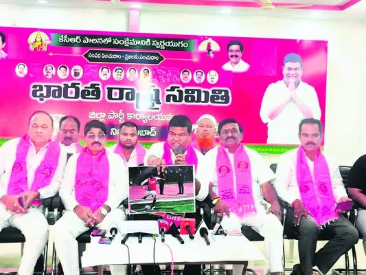 ప్రజల దృష్టి మళ్లించేందుకే ఫుట్‌బాల్‌ మ్యాచ్‌ 