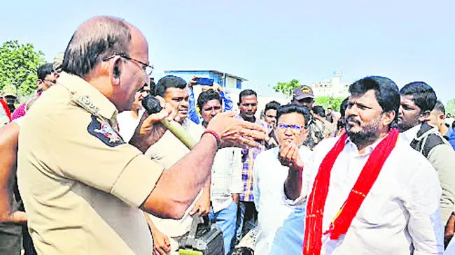 సీపీఐ రాష్ట కార్యదర్శి ఈశ్వరయ్యతో డీఎస్పీ వాగ్వాదం 