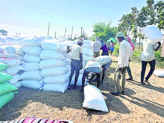 దళారుల భోజ్యం..! 