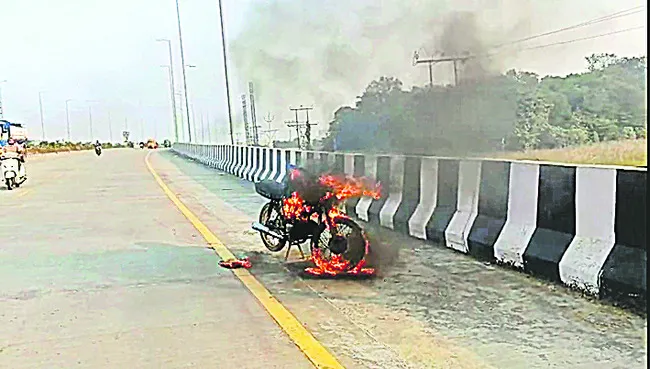 బైపాస్‌రోడ్డులో బైక్‌ దగ్ధం