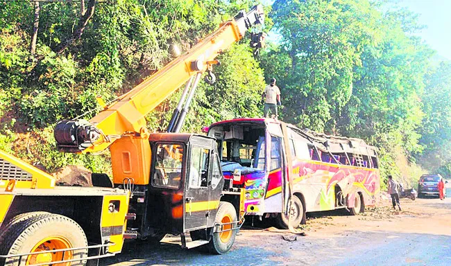 క్రేన్‌ సాయంతో బస్సు తొలగింపు
