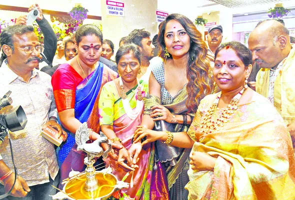 లక్కీ షాపింగ్‌మాల్‌ ప్రారంభం 