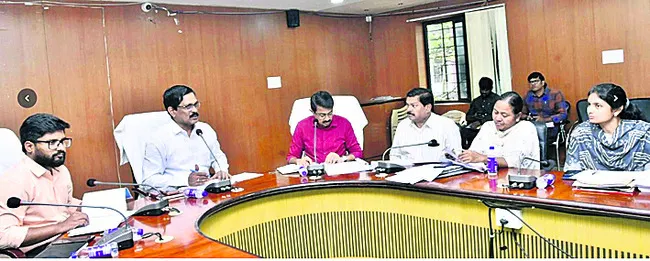 జిల్లాలో రహదారుల అభివృద్ధికి ప్రాధాన్యం