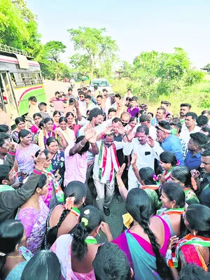 ● కాంగ్రెస్‌ అభ్యర్థులను గెలిపించండి