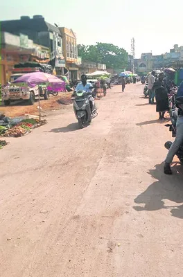 సగం రోడ్డు..షాపులకే!