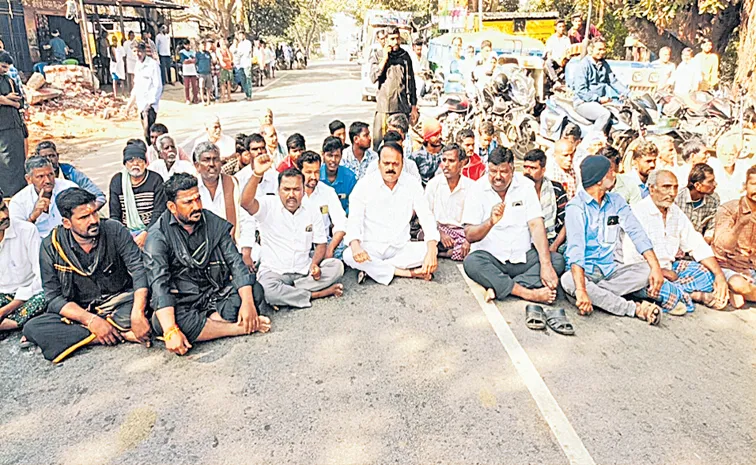 బస్‌ షెల్టర్‌నూ వదలని టీడీపీ నేత