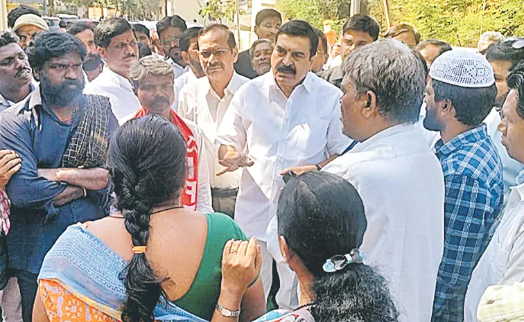 పారిశుద్ధ్య కార్మికుల కన్నెర్ర